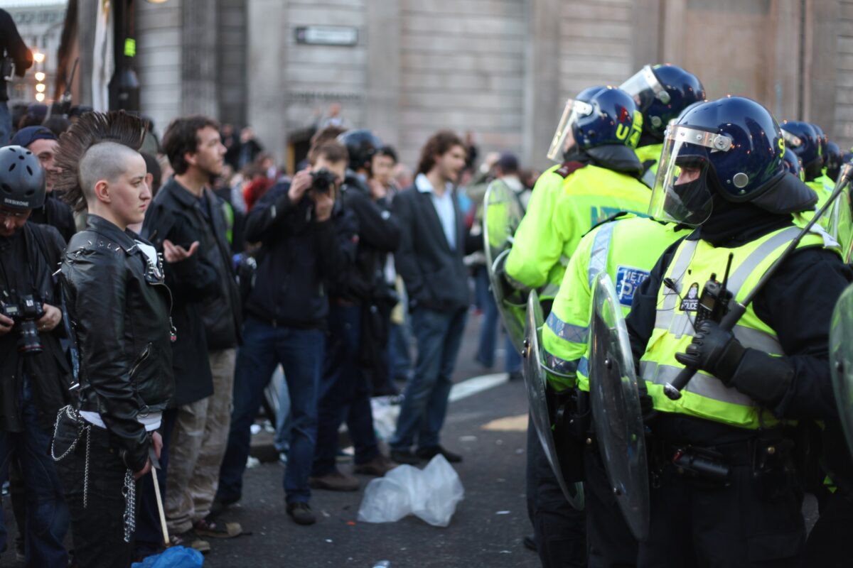 konfliktfull front mellom politiet og punkere i en bygate